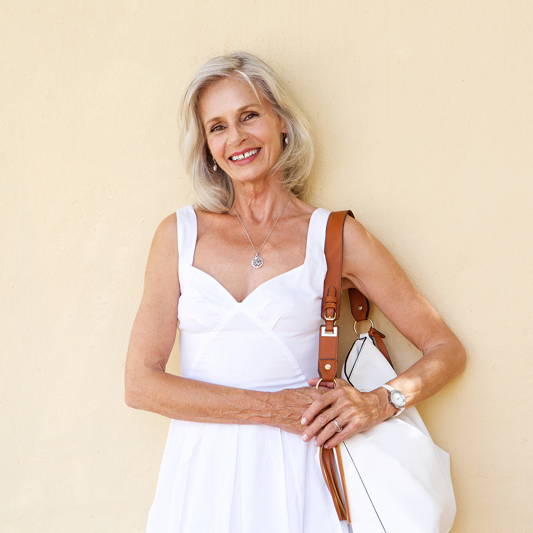 Modne sukienki dla 50-latki na wiosnę 2022. Jakie długości, fasony i kolory polecamy paniom 50+?